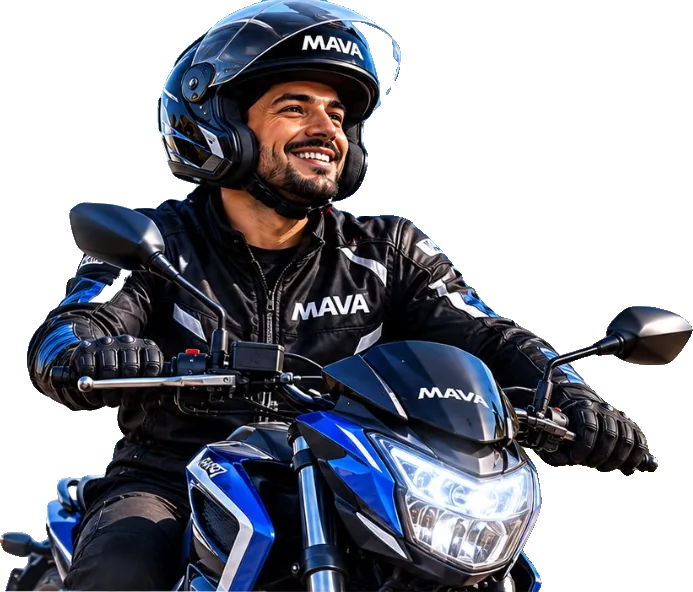Motociclista sorrindo com capacete e jaqueta MAVA, pilotando uma moto azul